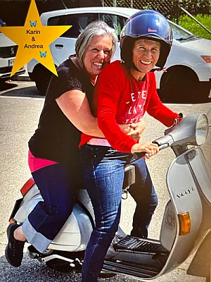 Karin düst auf einer Vespa