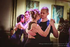Schöner DJ, tanzend